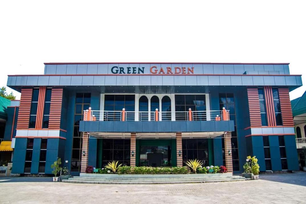 Green Garden Hotel Berastagi Exteriör bild