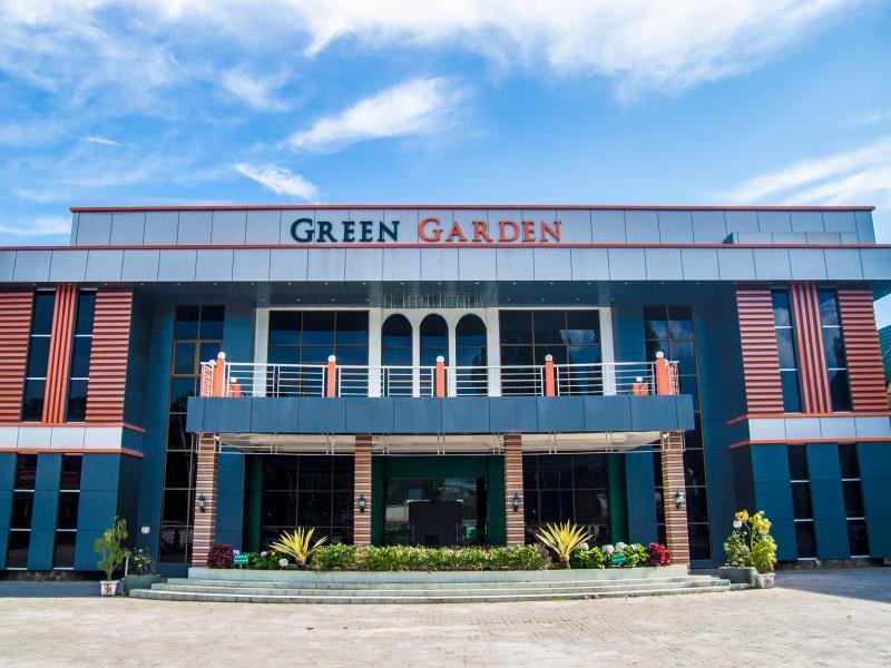Green Garden Hotel Berastagi Exteriör bild